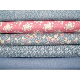 Tilda Stoffpaket Blumen Tauben Baumwolle Rosen Pastell rosa hellblau Vögel 75093