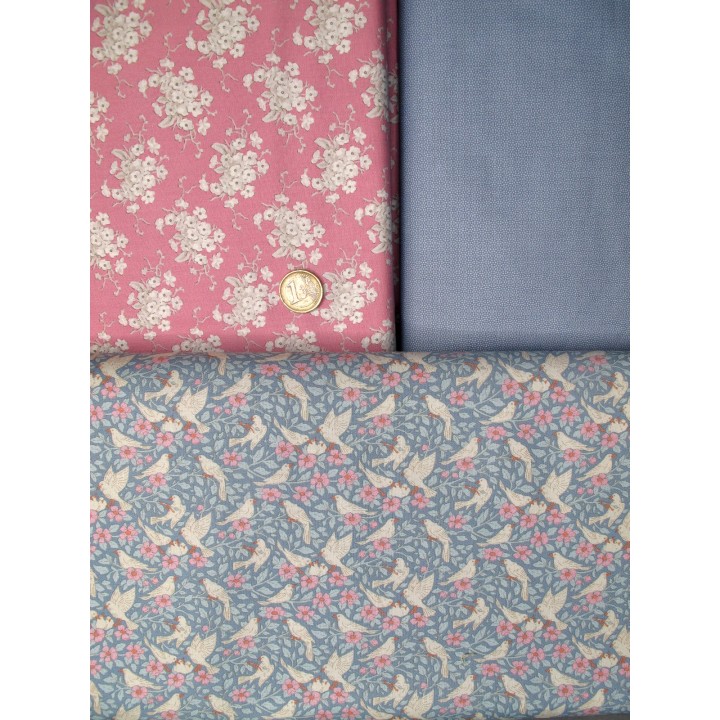 Tilda Stoffpaket Blumen Tauben Baumwolle Rosen Pastell rosa hellblau Vögel 75093