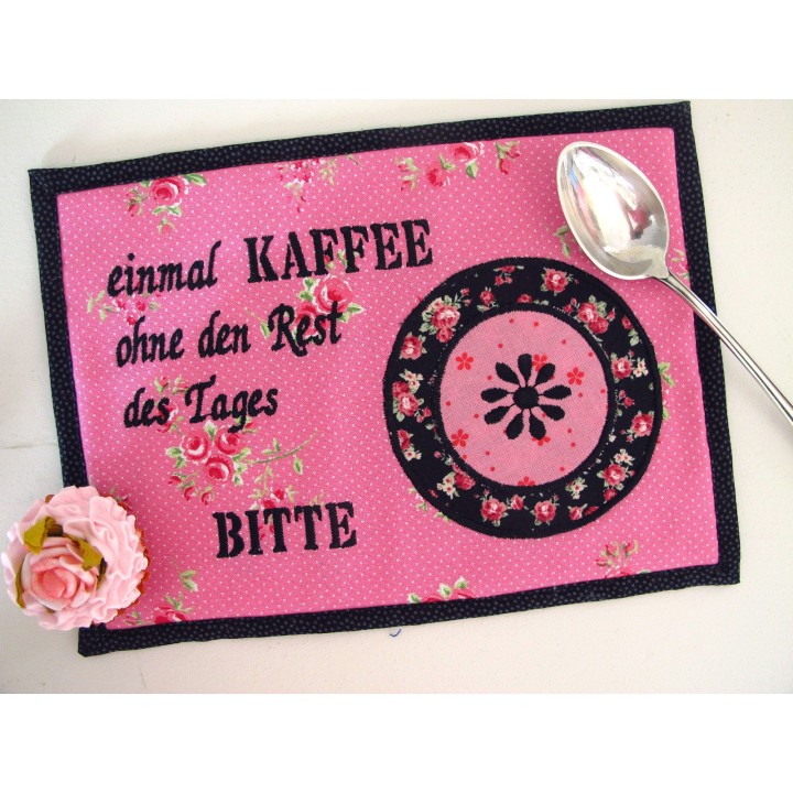 MugRug ein Tassenteppich in pink schwarz