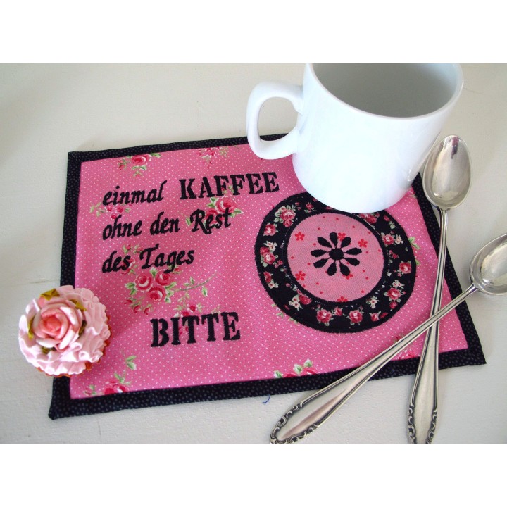 MugRug ein Tassenteppich in pink schwarz