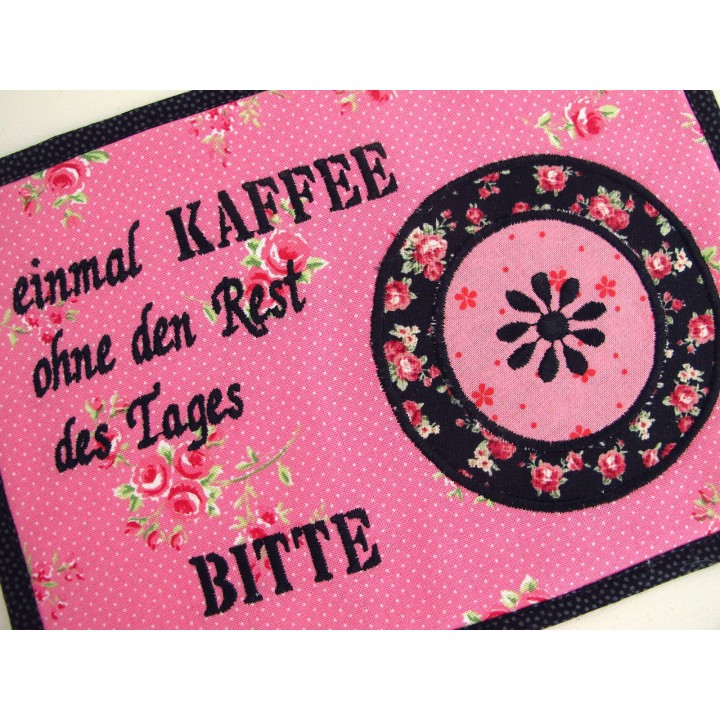 MugRug ein Tassenteppich in pink schwarz